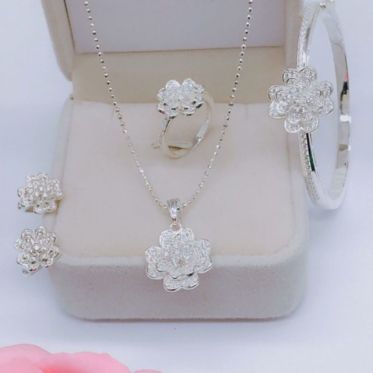Top shop bán trang sức nữ giá rẻ uy tín tại TPHCM